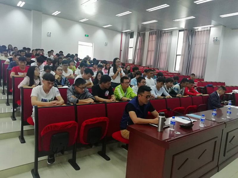 招聘宣讲会现场.jpg 招聘宣讲会现场.jpg