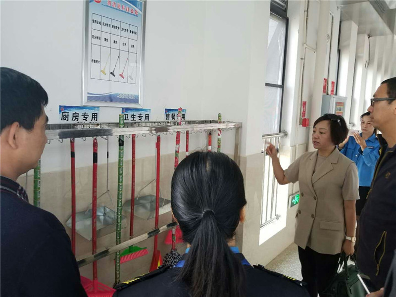 调研人员了解情况.jpg 调研人员了解情况.jpg
