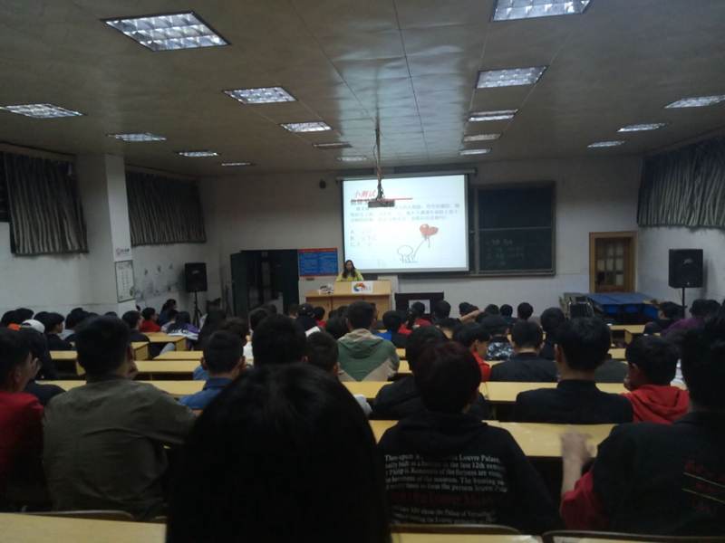 杨老师带领同学们做心理学测试.JPG 杨老师带领同学们做心理学测试.JPG