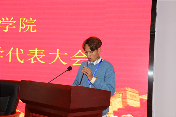 电力系第一届学生会主席作报告.JPG 电力系第一届学生会主席作报告.JPG