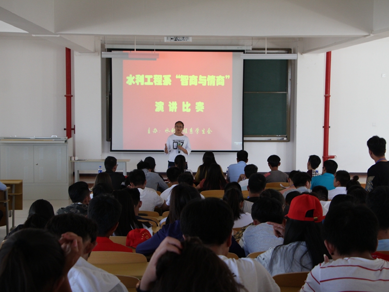 参赛选手在饱含深情地演讲.jpg 参赛选手在饱含深情地演讲.jpg