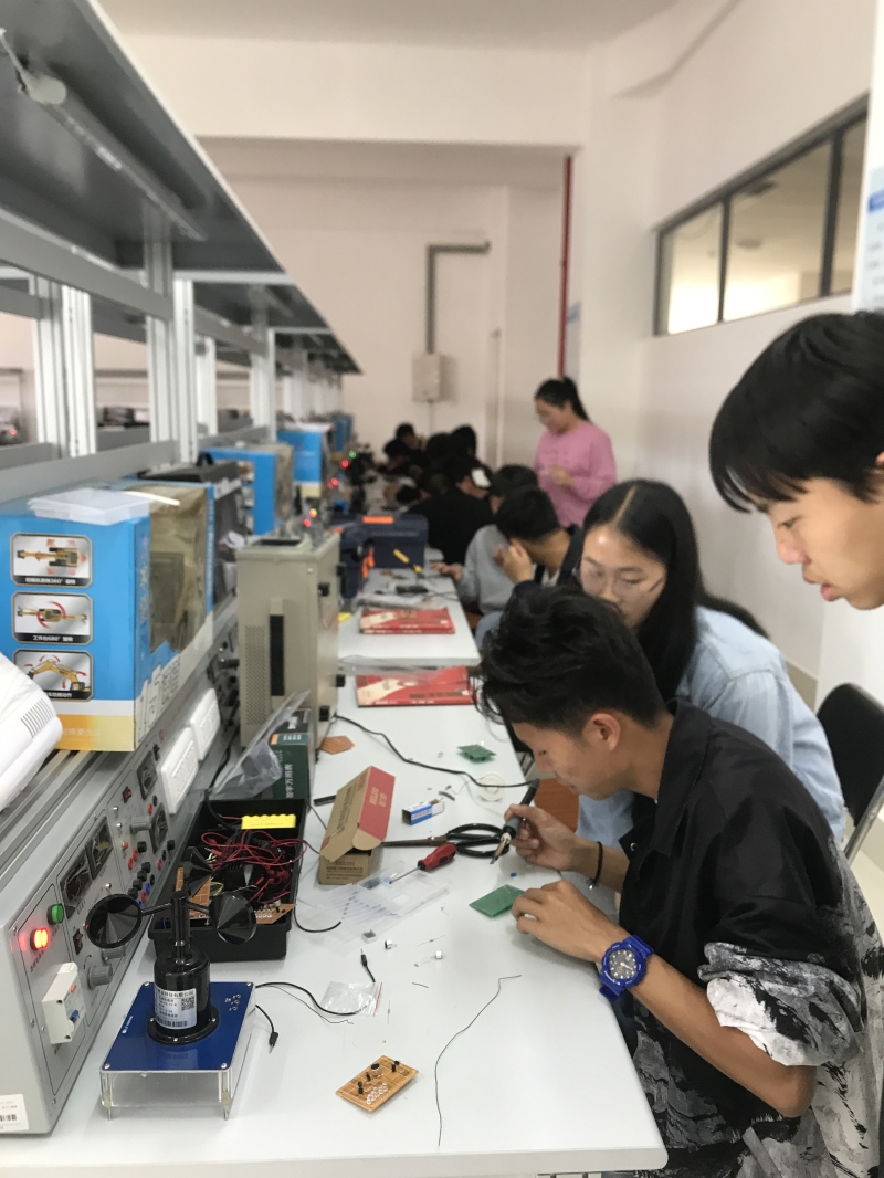 电子技术实训.JPG 电子技术实训.JPG