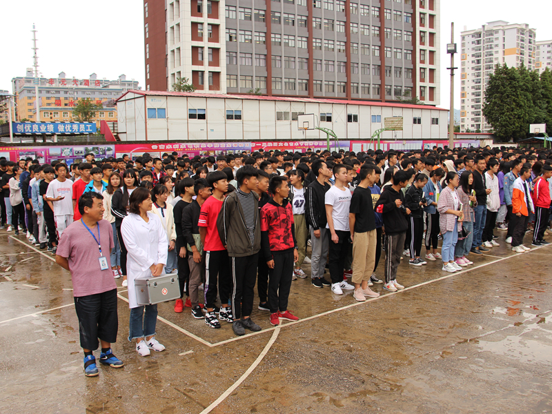 在篮球场集合.JPG 在篮球场集合.JPG