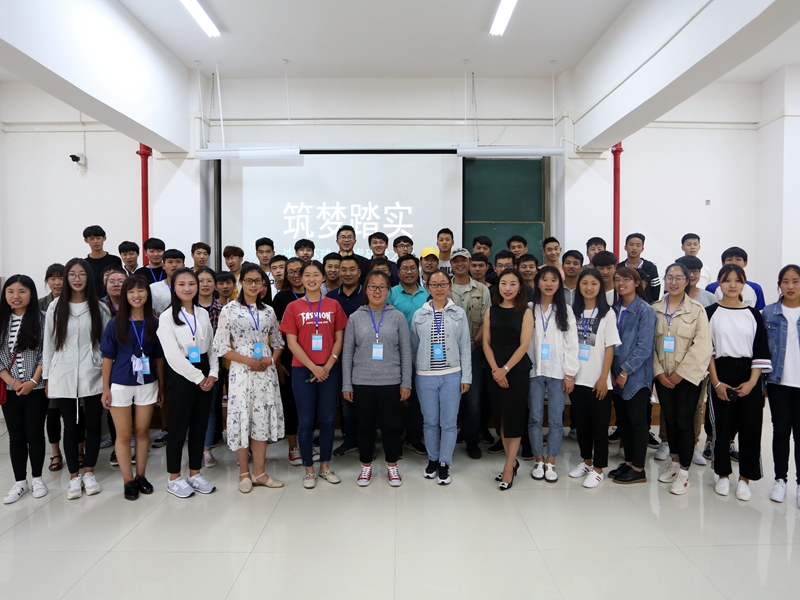金老师与学院师生合影留念.jpg 金老师与学院师生合影留念.jpg