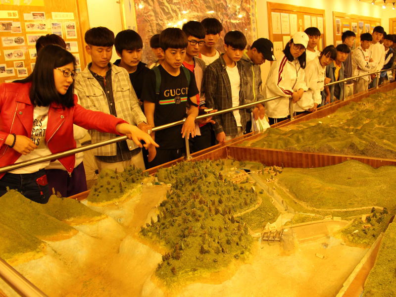 老师为同学们讲解松华坝水库.JPG 老师为同学们讲解松华坝水库.JPG