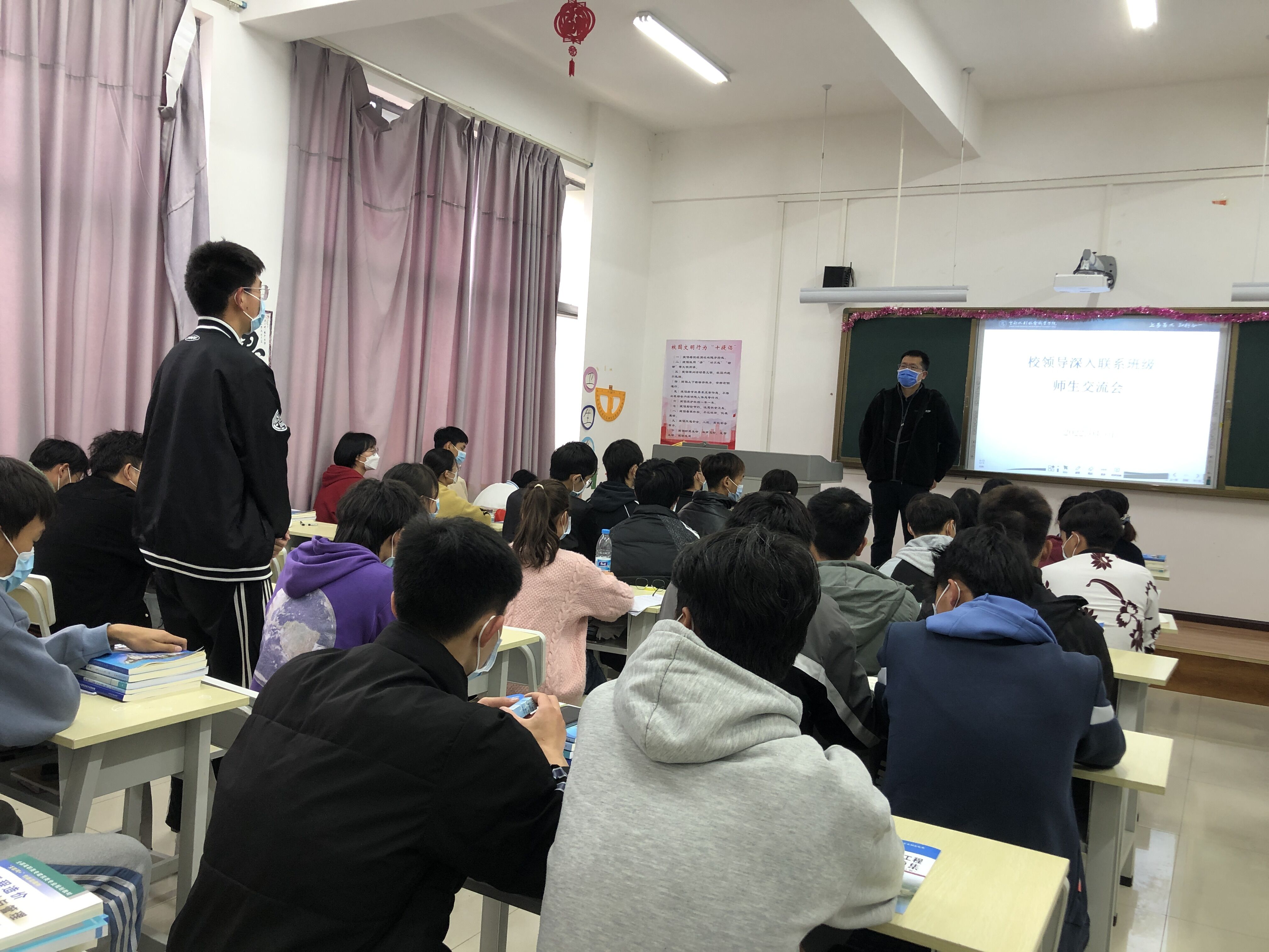 校长黄海燕与学生交流2.jpg 校长黄海燕与学生交流2.jpg
