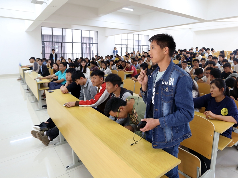 学生向金老师提问.jpg 学生向金老师提问.jpg