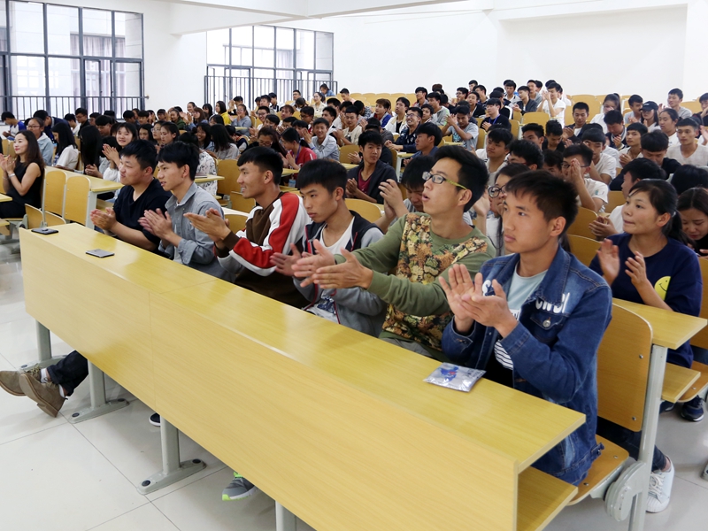 金老师的精彩讲座迎来同学们的热烈掌声.jpg 金老师的精彩讲座迎来同学们的热烈掌声.jpg