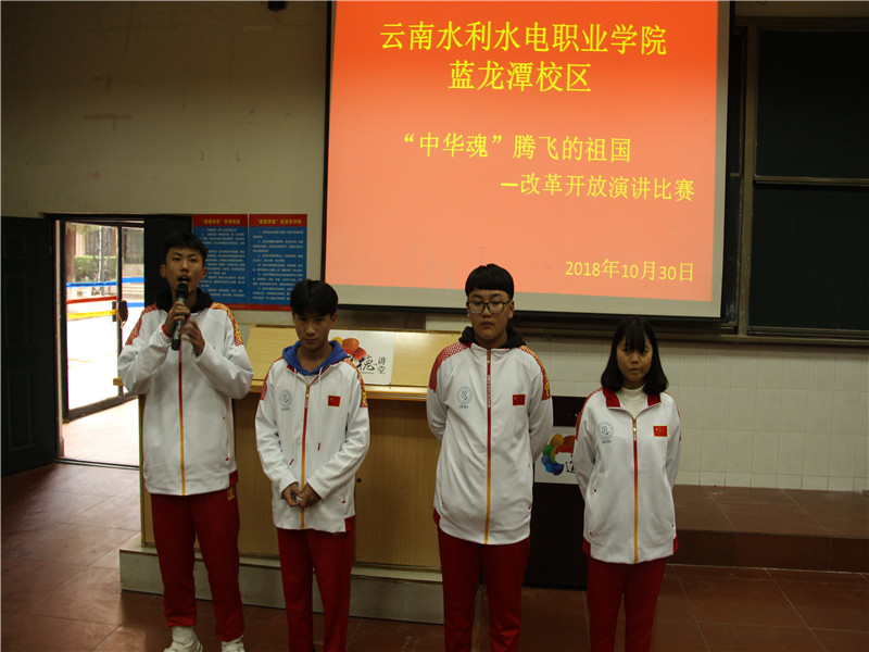 选手们正在演讲.JPG 选手们正在演讲.JPG