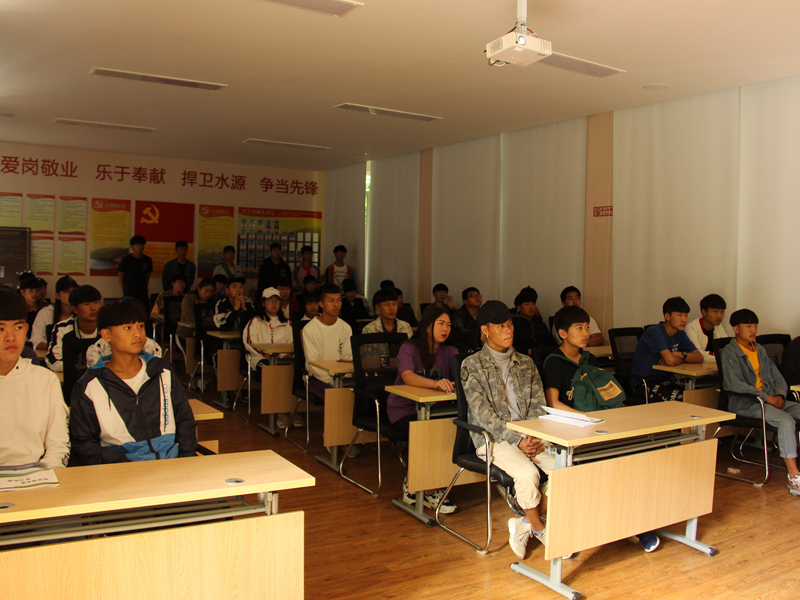 同学们正在观看PPT.JPG 同学们正在观看PPT.JPG