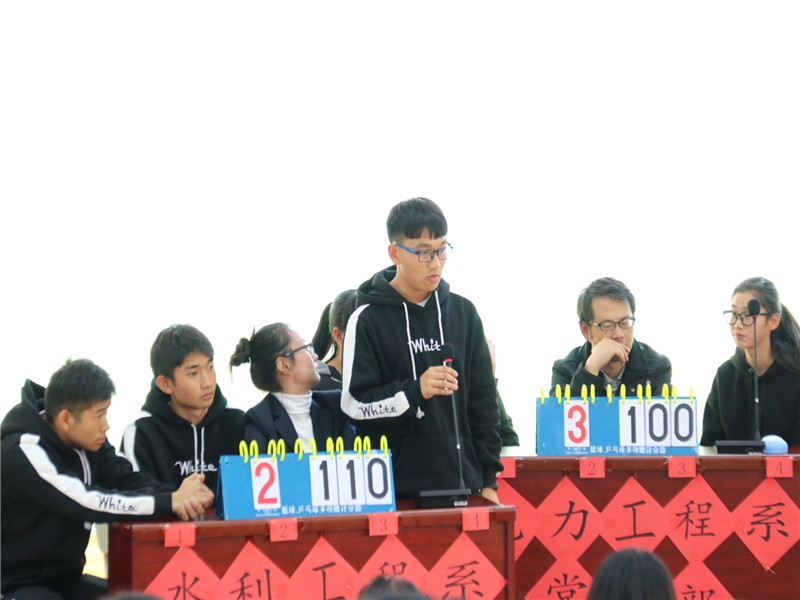 选手正在作答.jpg