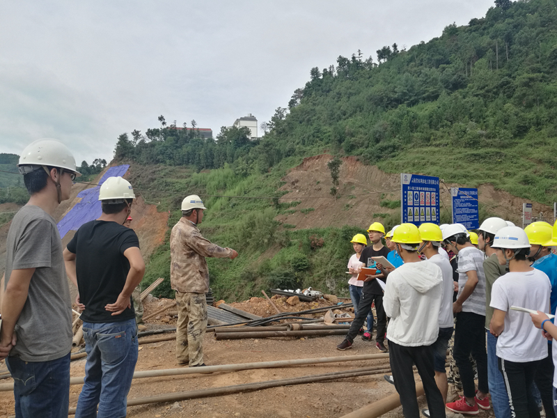 指导教师现场讲解上游围堰的施工方法.jpg 指导教师现场讲解上游围堰的施工方法.jpg