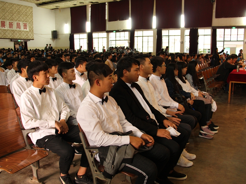 学生专心观看比赛.JPG 学生专心观看比赛.JPG
