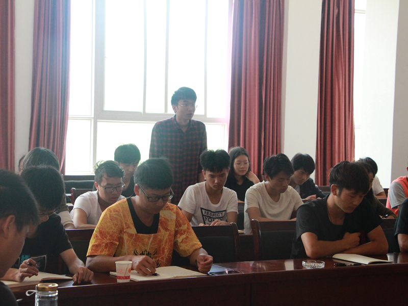 学生分享实习感悟.JPG 学生分享实习感悟.JPG