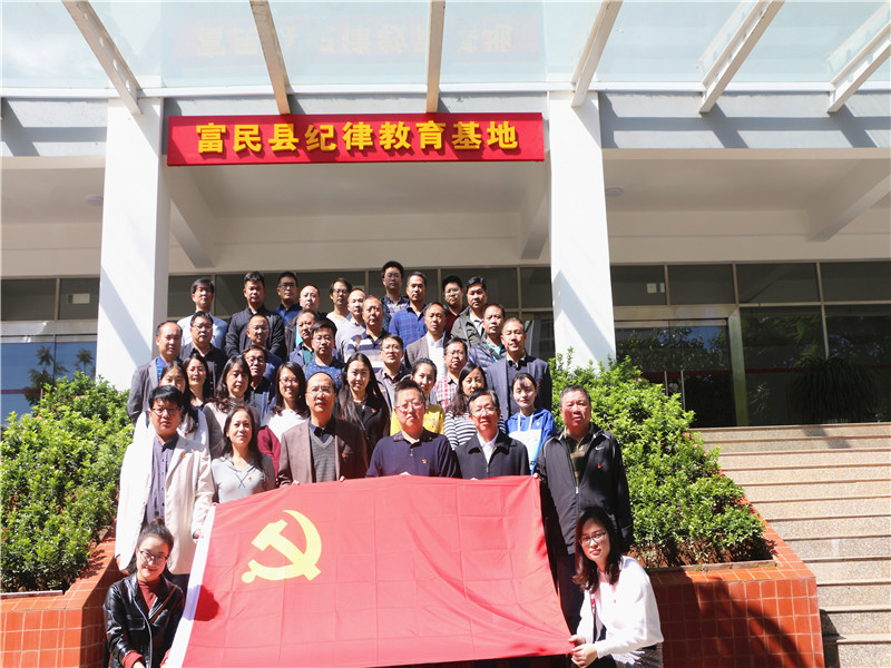 基地大厅前合影.jpg 基地大厅前合影.jpg
