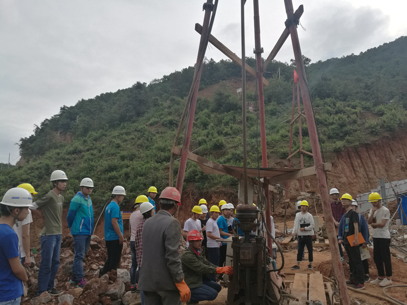 指导教师现场讲解围堰钻孔的具体施工程序和方法.jpg 指导教师现场讲解围堰钻孔的具体施工程序和方法.jpg