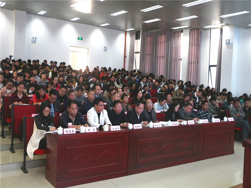 师生共同听宣讲会.jpg 师生共同听宣讲会.jpg