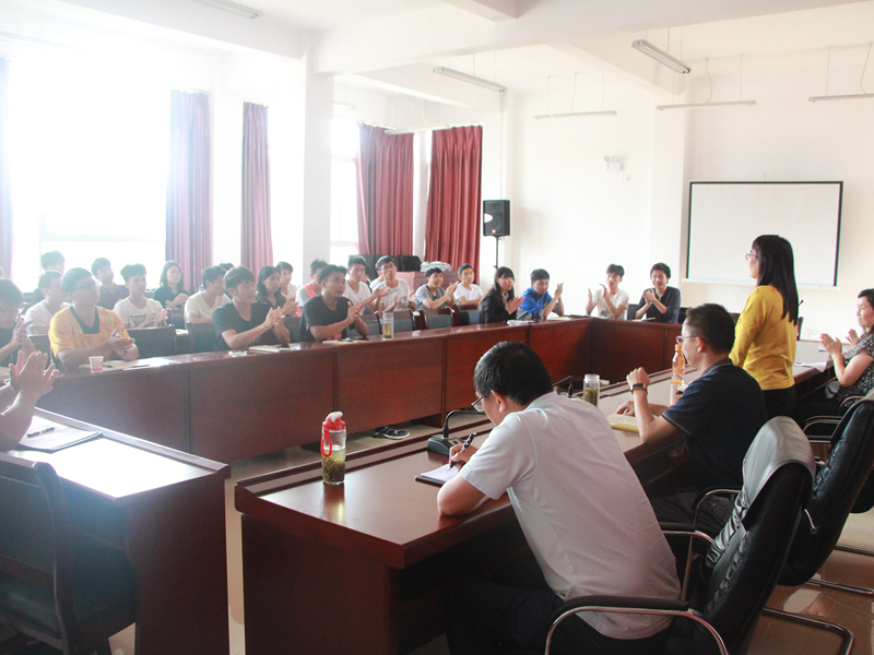 学院相关负责人与学生就校外实训进行交流.JPG 学院相关负责人与学生就校外实训进行交流.JPG