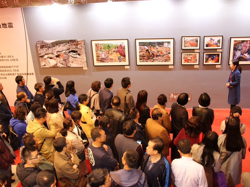 参展者在认真聆听讲解.JPG 参展者在认真聆听讲解.JPG