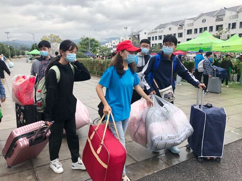 不仅是报到时的行李搬运与热心指引,更是今后四年中共同进步的的良师益友.JPG 不仅是报到时的行李搬运与热心指引,更是今后四年中共同进步的的良师益友.JPG