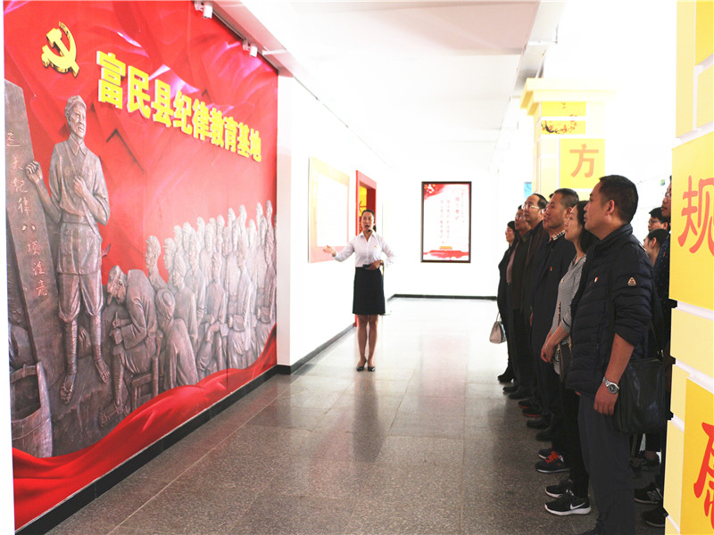 讲解员介绍纪律教育基地.jpg 讲解员介绍纪律教育基地.jpg