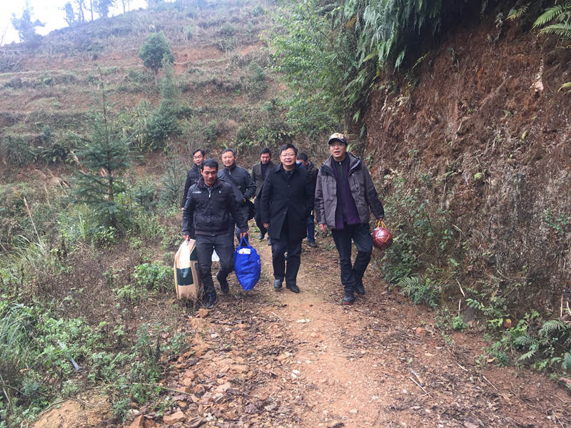 行走在走访贫困户的路上.JPG 行走在走访贫困户的路上.JPG