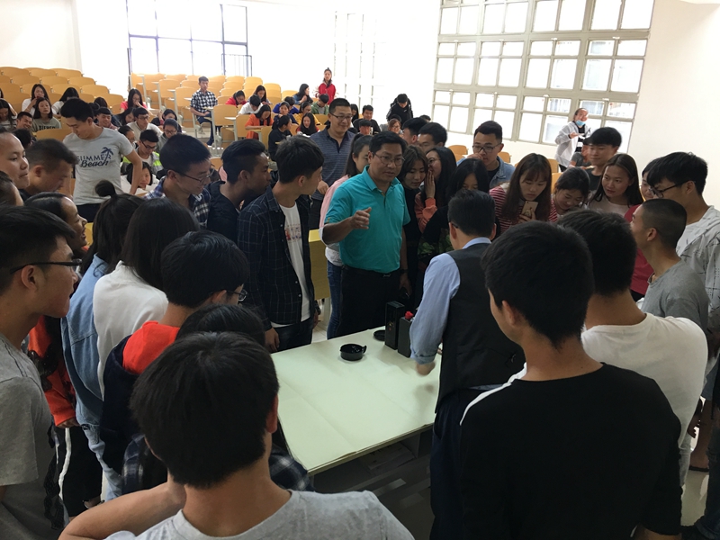 师生向李开东老师咨询学习书法的方法和技巧.jpg 师生向李开东老师咨询学习书法的方法和技巧.jpg