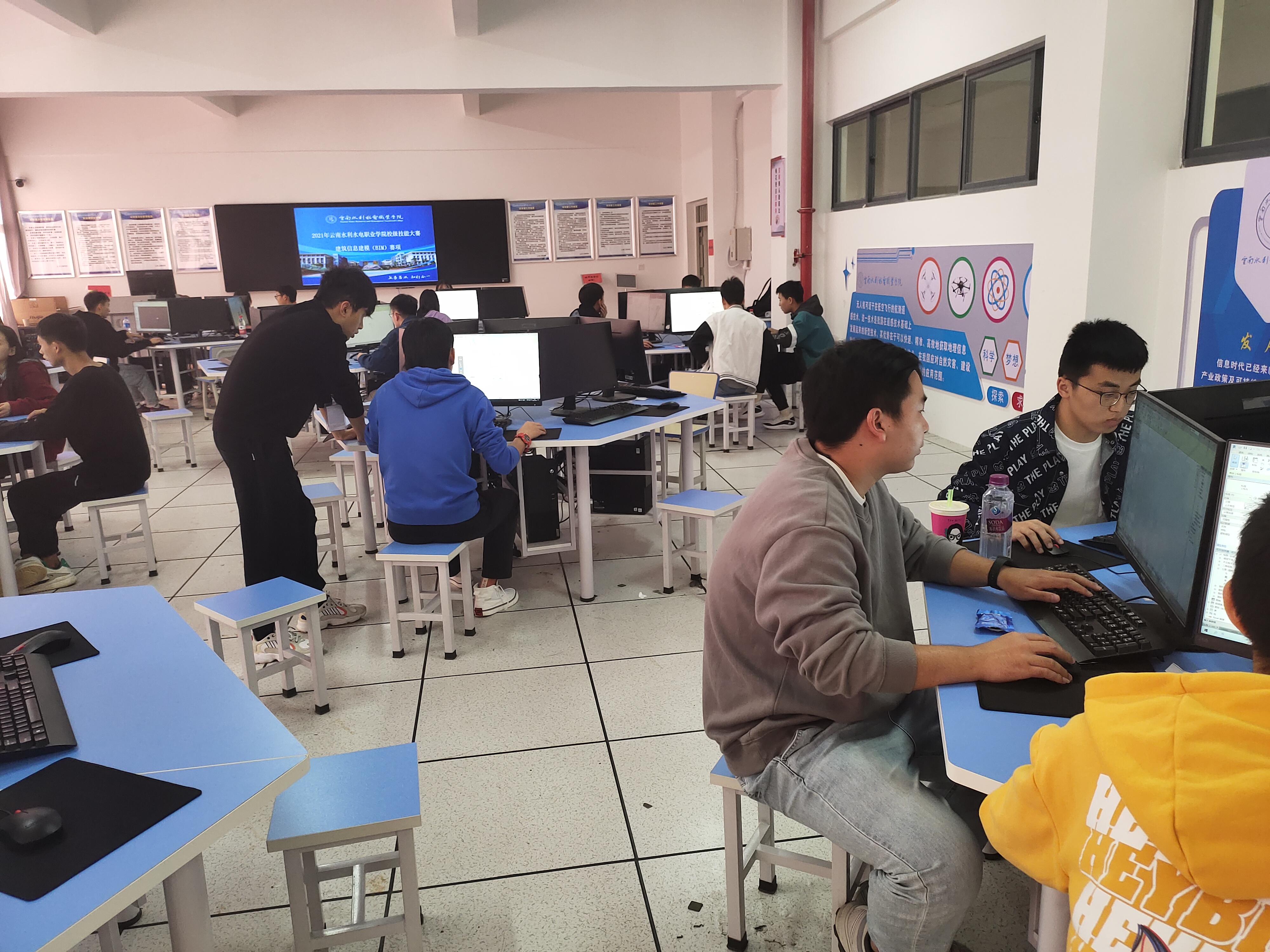 比赛现场2.jpg 比赛现场2.jpg