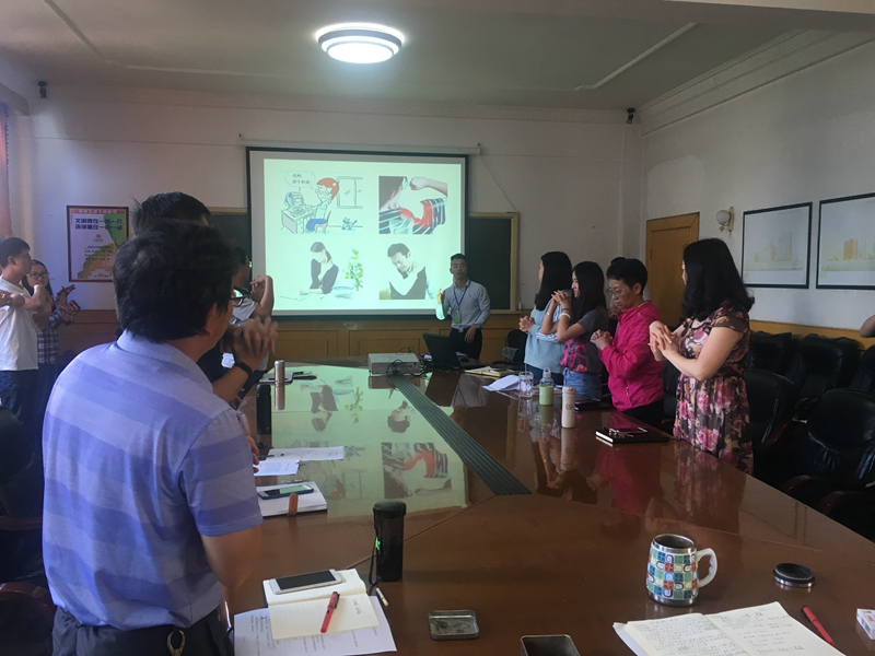 大家在积极学习健康知识.JPG 大家在积极学习健康知识.JPG