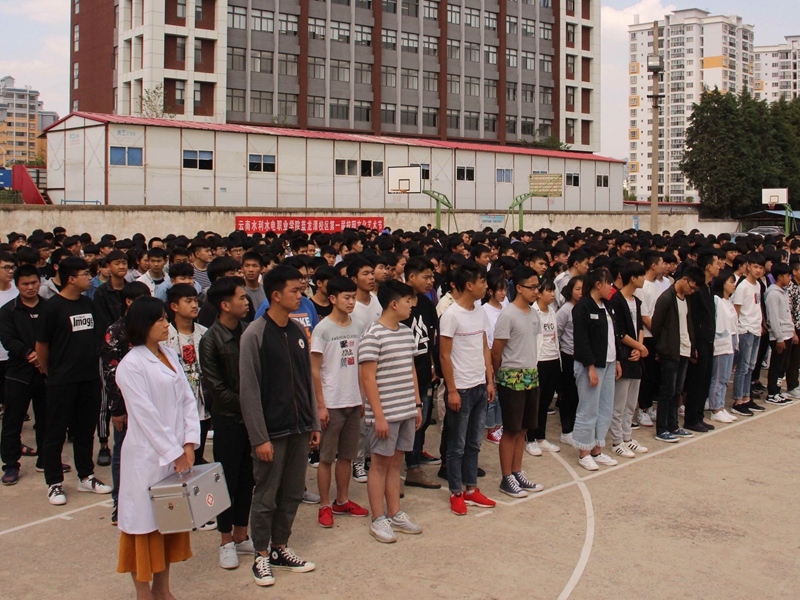 学生在操场集合.jpg 学生在操场集合.jpg