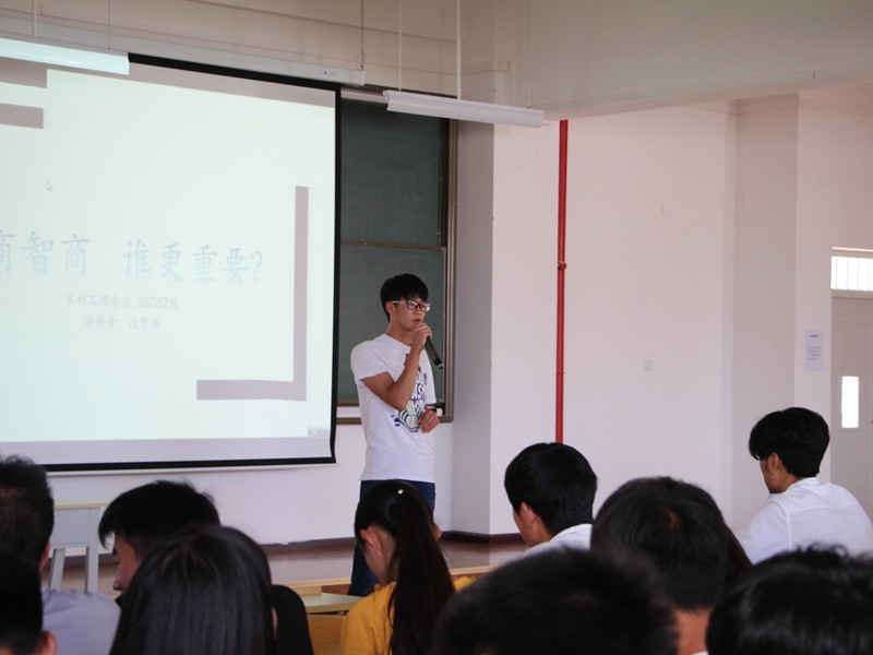 参赛选手表达自己对情商和智商的理解.jpg 参赛选手表达自己对情商和智商的理解.jpg