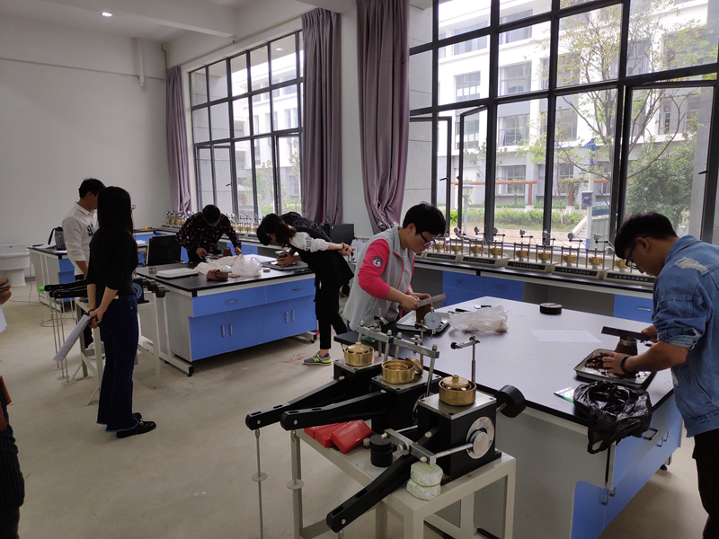 指导学生进行实操训练.jpg 指导学生进行实操训练.jpg