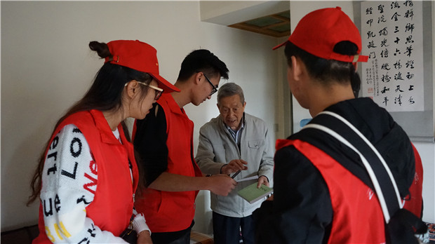 周老师赠送新书.jpg 周老师赠送新书.jpg