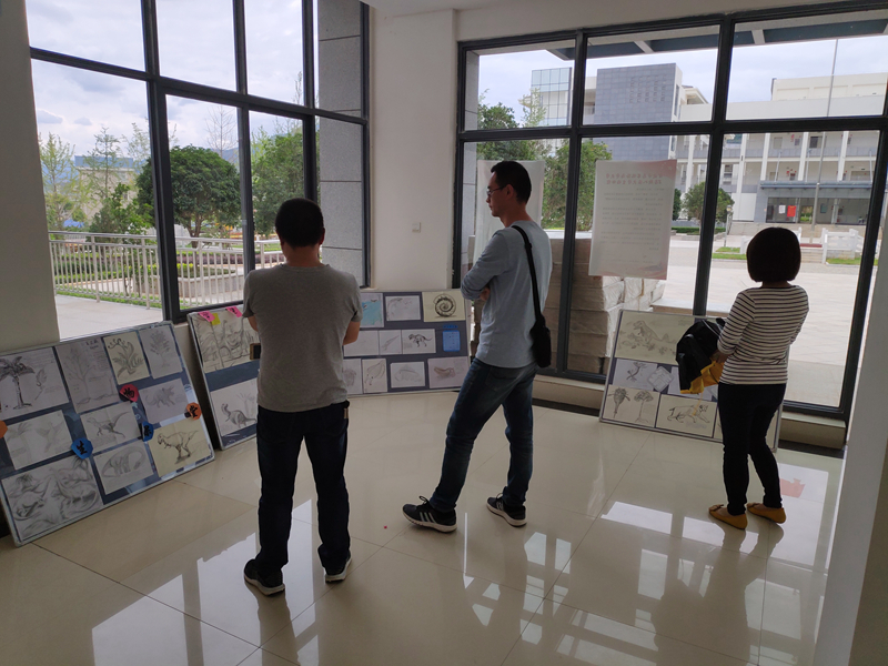 师生们正在参观展览.jpg 师生们正在参观展览.jpg