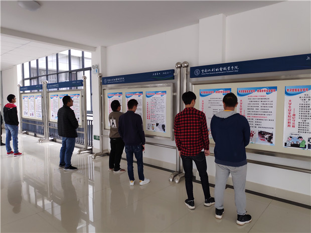 学生们正在参观学习.jpg 学生们正在参观学习.jpg